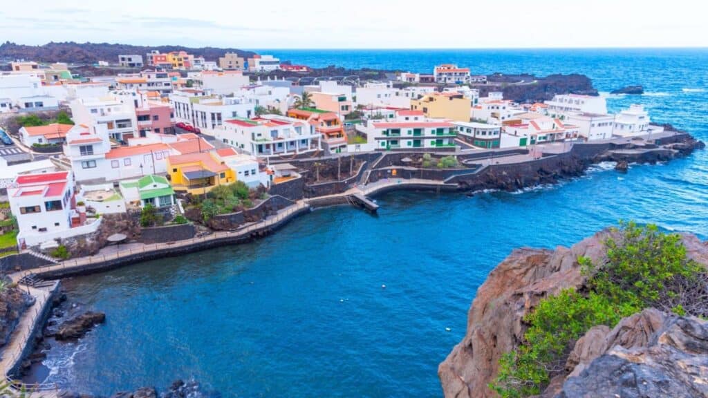 En vy av en mysig stad på El Hierro, Spanien, vid havet.