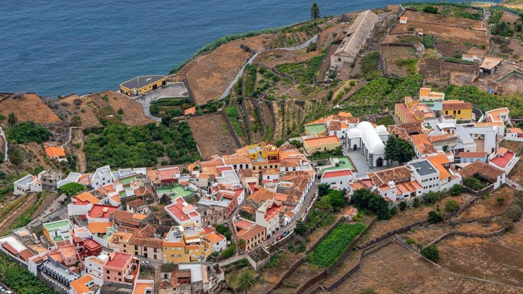 Agulo på La Gomera, med färgglada hus och omgivande natur vid havet.