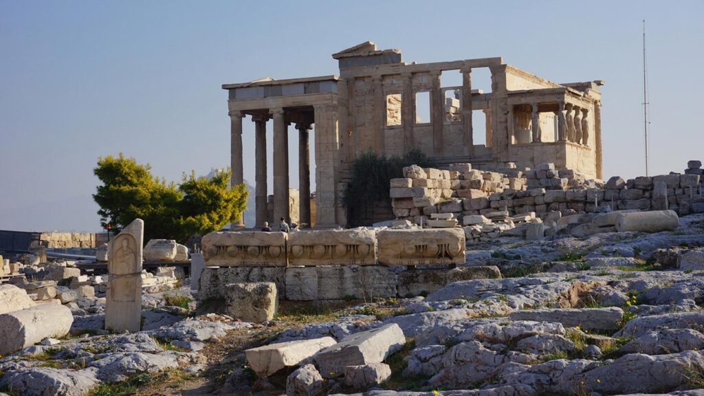Akropolis i Aten, Grekland, med antika ruiner och omgivande landskap.