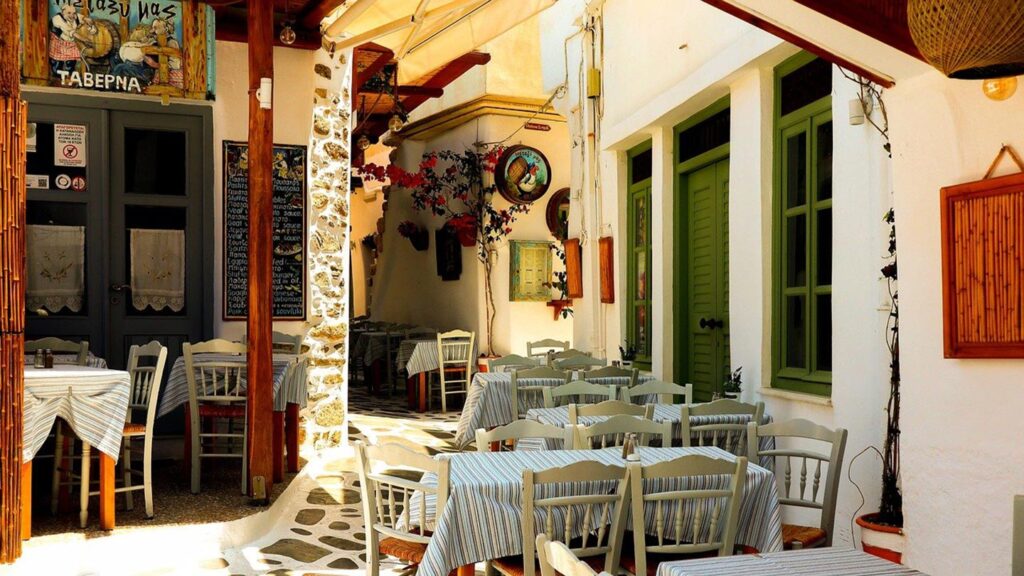 En charmig grekisk restaurang med utomhusservering i Naxos, Grekland.