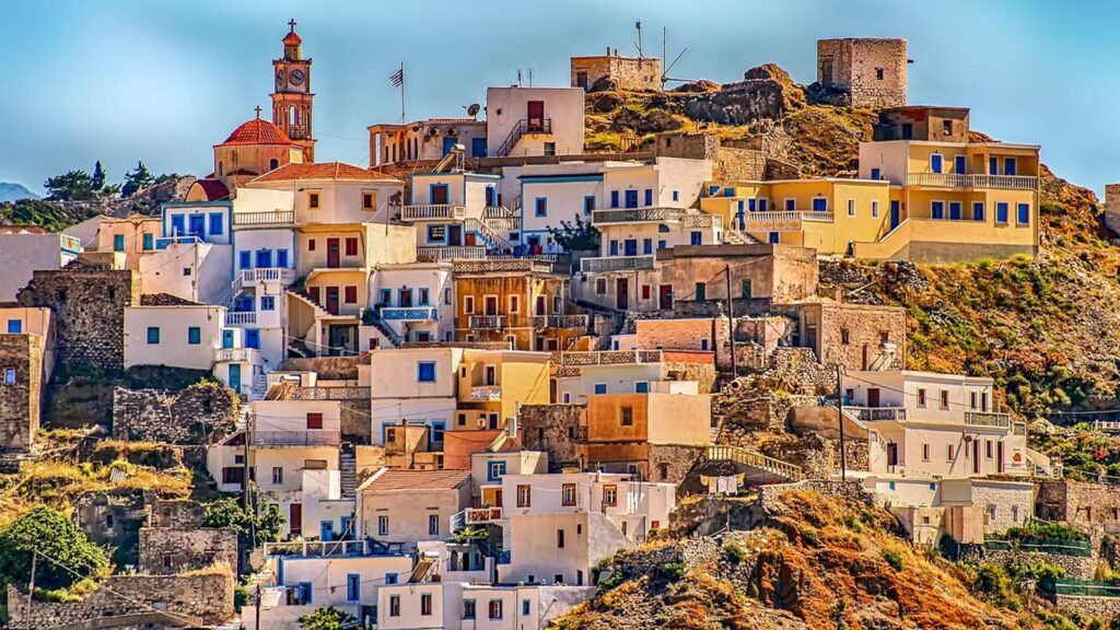 Bild av Karpathos, en pittoresk by med vita hus och branta gator.