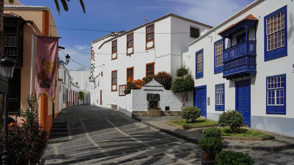 En charmig gata i Santa Cruz de La Palma med färgglada byggnader och kullersten.