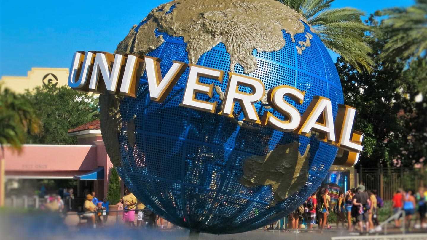 Bilden visar den stora globen med texten "UNIVERSAL" vid Universal Studios i Orlando, Florida.