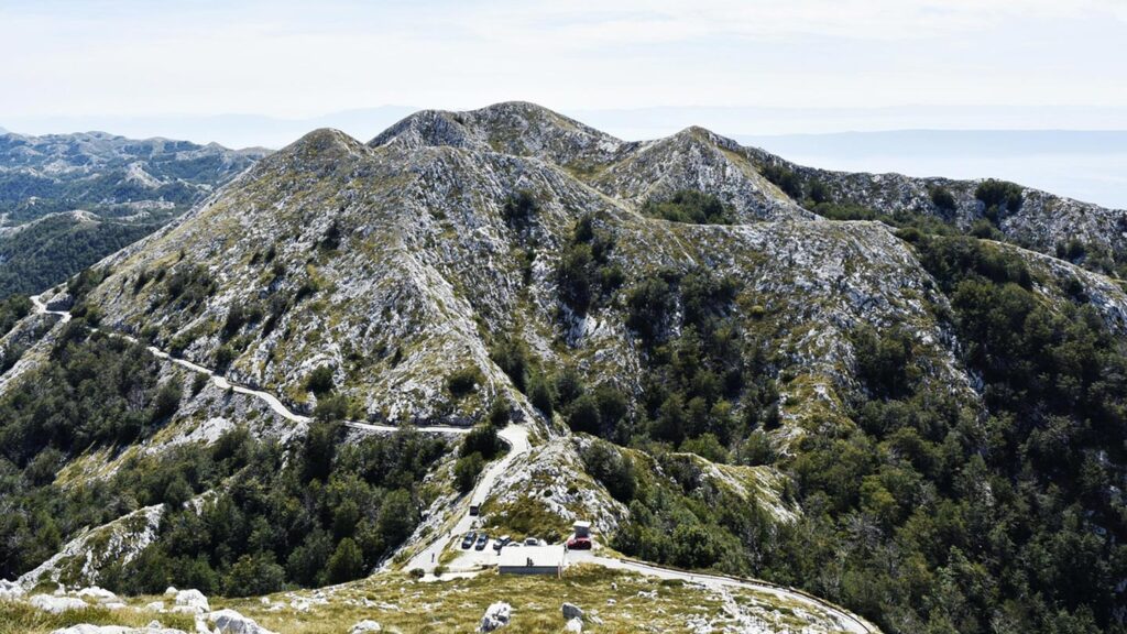 Bilden visar den vackra Biokovo naturpark med berg och gröna omgivningar.