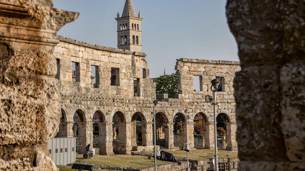 Bild på Colosseum arena i Pula, Istrien, Kroatien, med vackra historiska ruiner.