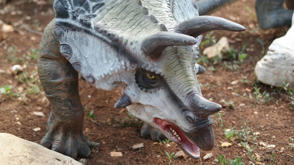 En detaljerad dinosaurieskulptur i Dinopark Funtana, Istrien, Kroatien.