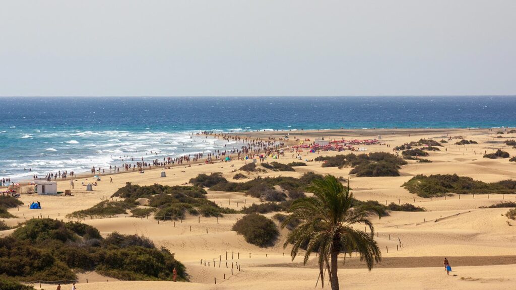 Stranden i Playa del Inglés är full av turister och vackra sanddyner.