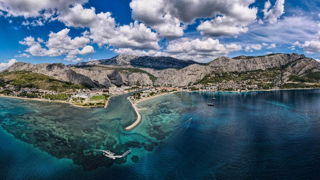 En vacker panoramabild av östra Dalmatien, Kroatien med klara blå toner och berg.