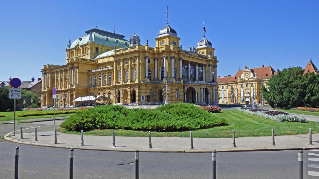 Kroatiska nationalteatern i Zagreb, en vacker byggnad med imponerande arkitektur.