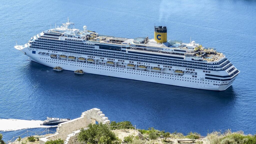 En kryssningsfartyg, Costa Favolosa, ligger stilla i Kroatien. Blått hav i bakgrunden.