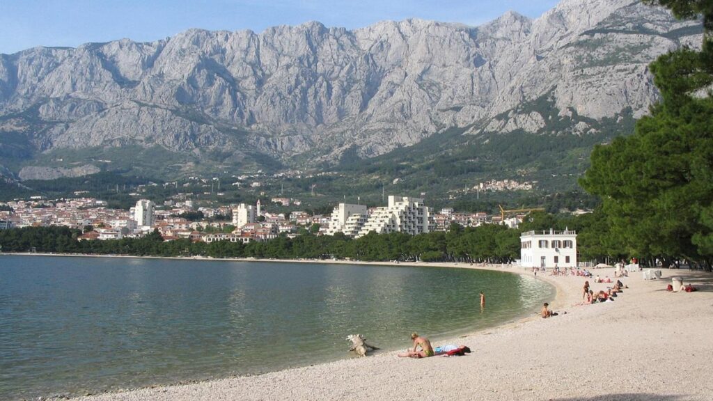 Makarska Rivieran i Kroatien med vackra stränder och berg i bakgrunden.