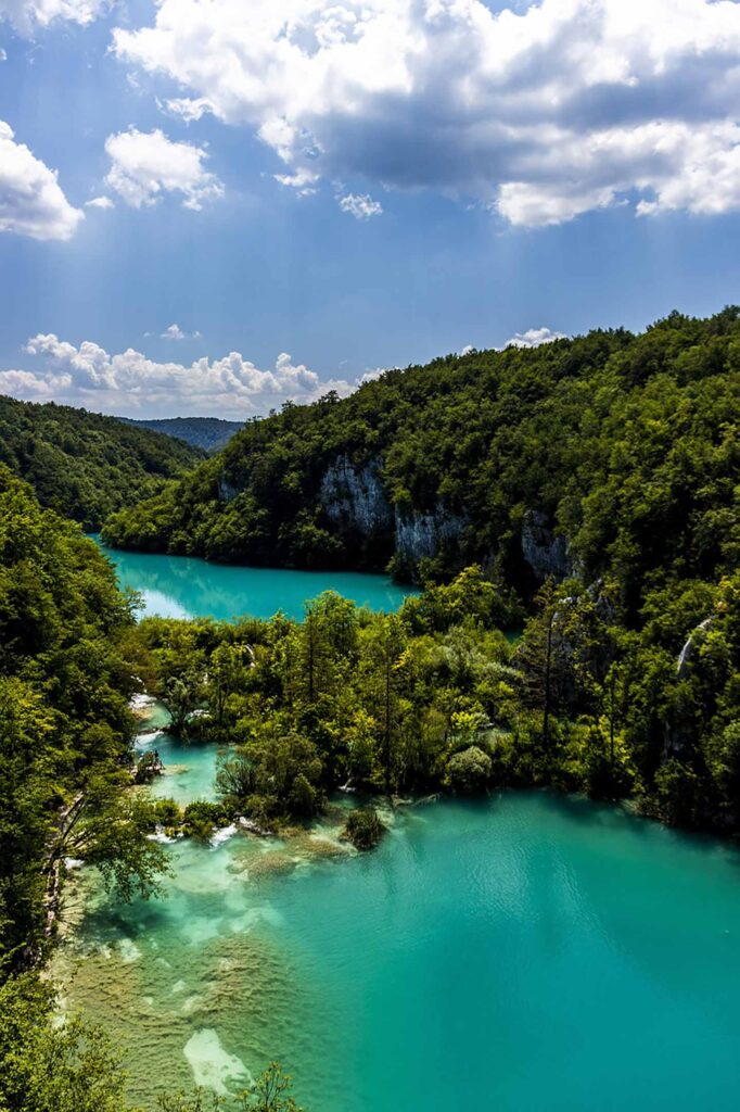 Plitvicesjöarna i Kroatien visar klara, turkosa sjöar omgiven av grönskande berg.
