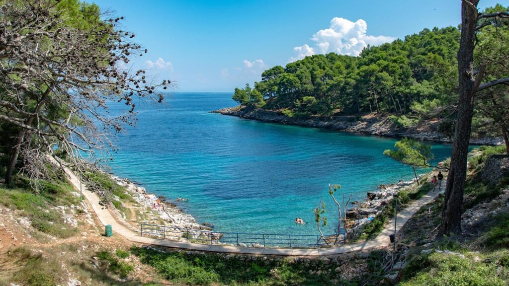 En vacker vik på ön Cres i Kroatien med klart blått vatten.