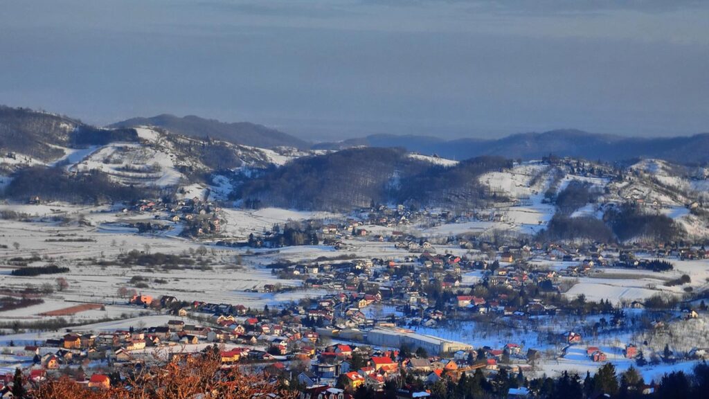 Bilden visar den snötäckta byn Samobor i Kroatien under vintern.