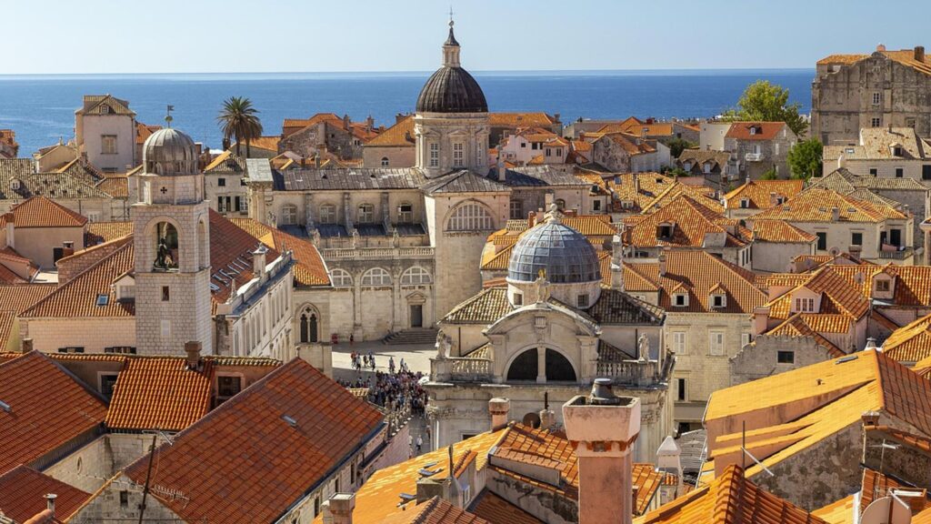 En vacker utsikt över Dubrovniks tak och Adriatiska havet i Kroatien.