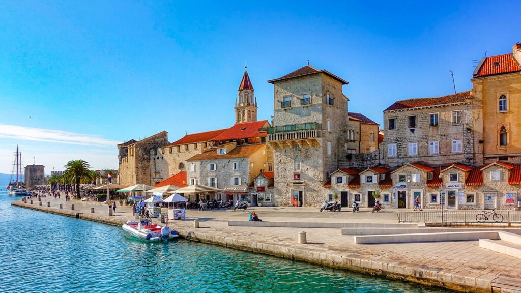 En vacker hamn i Trogir med historiska byggnader vid Adriatiska havet.