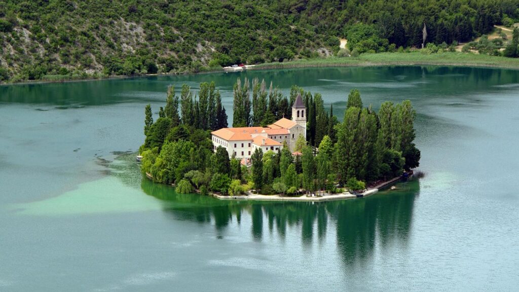 Visovac klostret ligger på en ö i Krka nationalpark, omgiven av vacker natur.