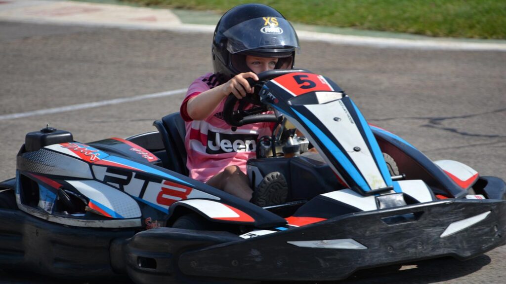 En ung förare kör en go kart på en bana i Kroatien.