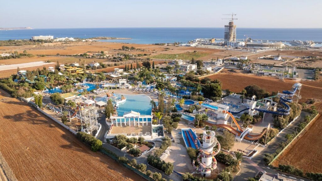En vy över vattenland och omgivningar i Ayia Napa, Cypern.