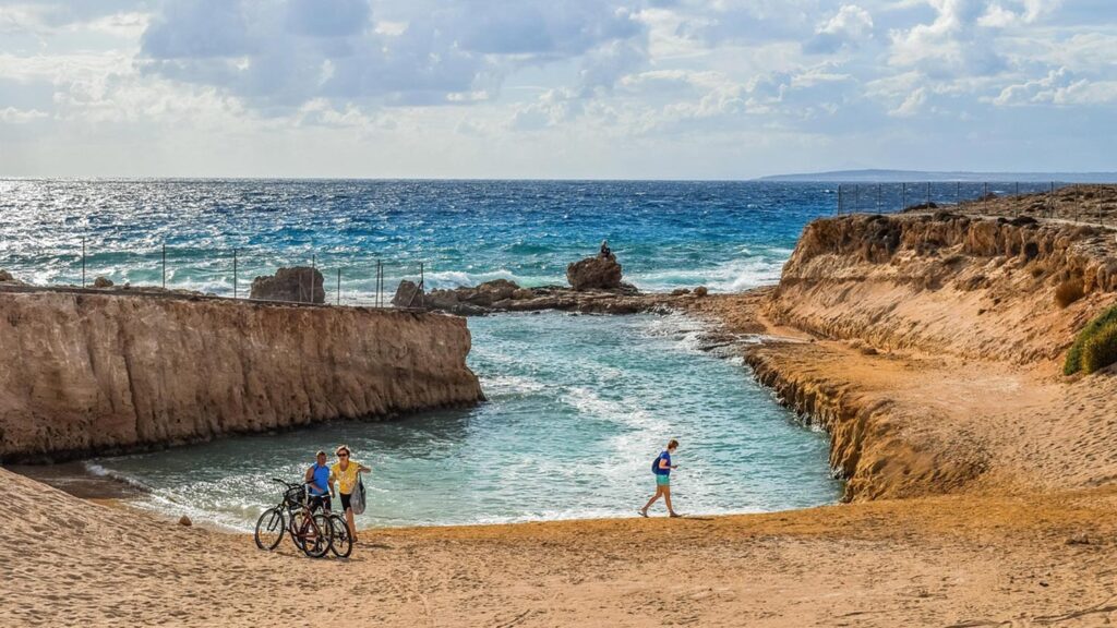 Cykeltur vid stranden i Ayia Napa, med vackert hav och klippiga kuster.