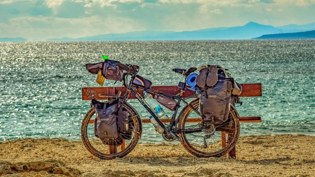 En cykel står vid havet i Larnaca, Cypern, med packningar och vacker utsikt.