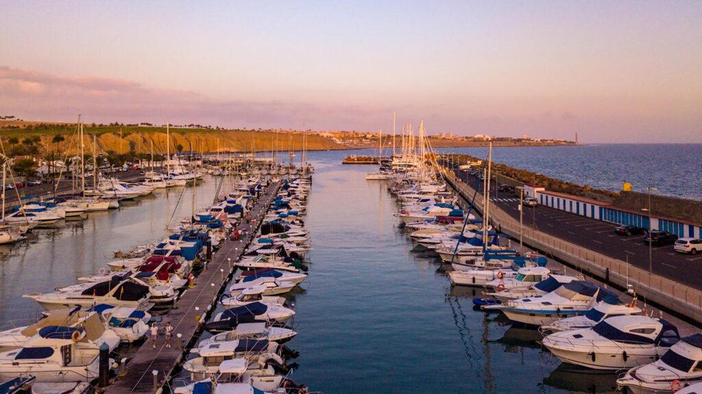 En vacker hamn vid Finikoudes strand i Larnaca, Cypern, med segelbåtar.