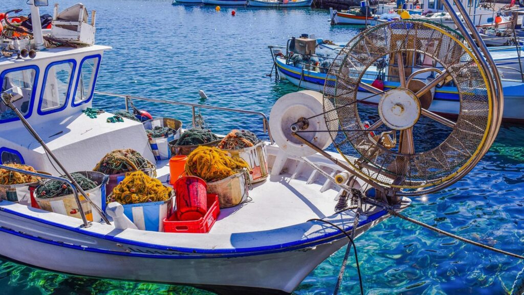Fiskebåtar vid Ormidha i Larnaca, Cypern, med nät och redskap ombord.