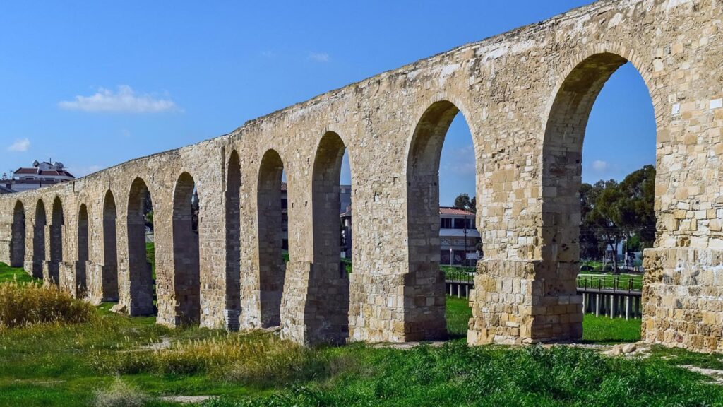 Kanares akvedukten i Larnaca, Cypern, med vackra bågar och grönska runtom.