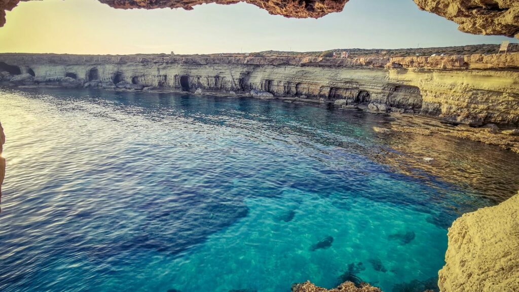 En vacker utsikt över Kap Greco lagunen i Ayia Napa, Cypern. Klippor och klart vatten.