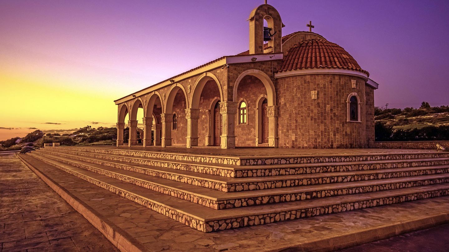 Kyrkan i Agios Epifanios i Ayia Napa, elegant belägen vid solnedgången.