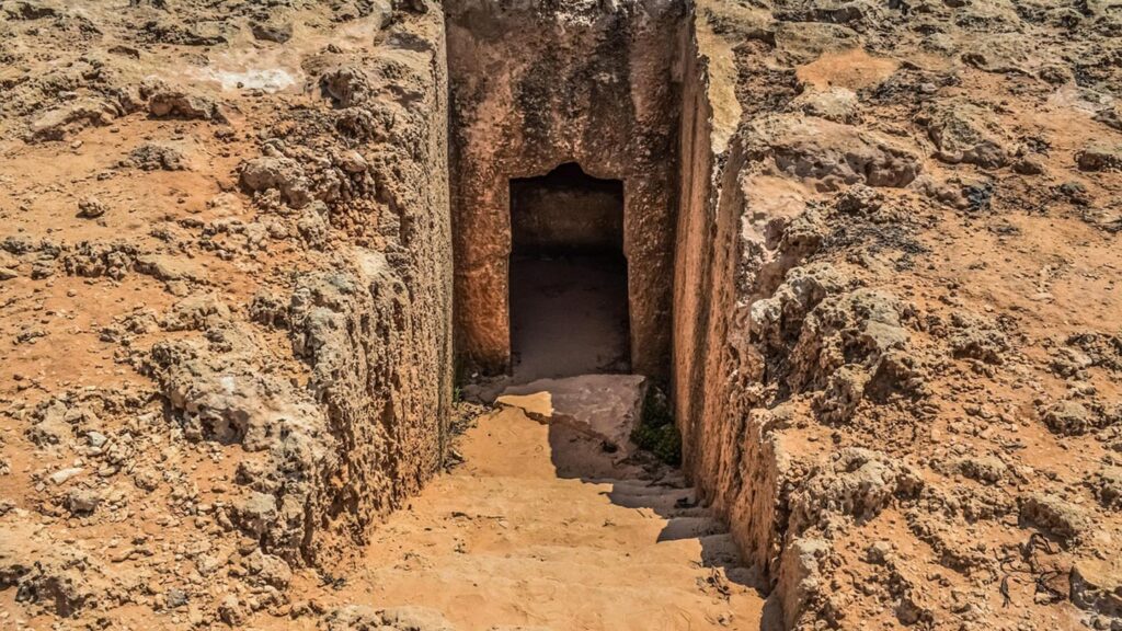 Bilden visar en nedgång till gravarna på Makronissos i Ayia Napa, Cypern.