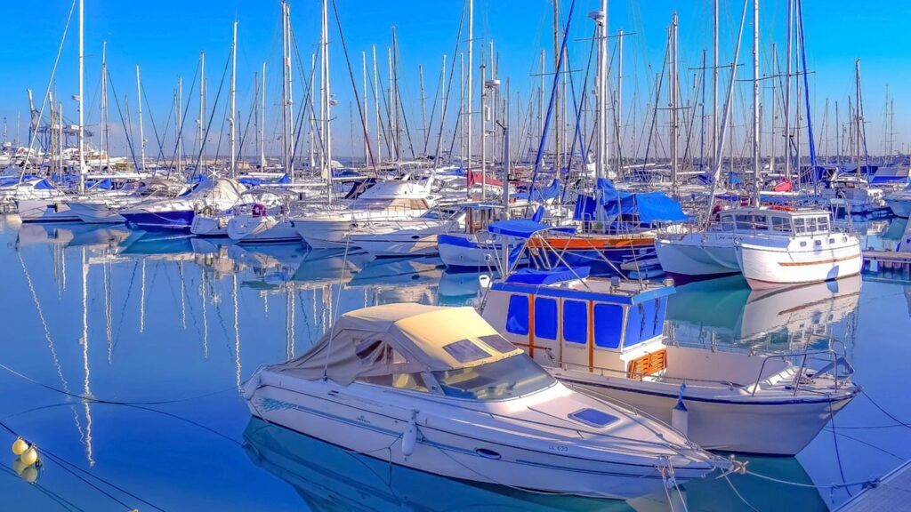 En marina i Larnaca, Cypern, med många båtar och spegelblanka vattnen.