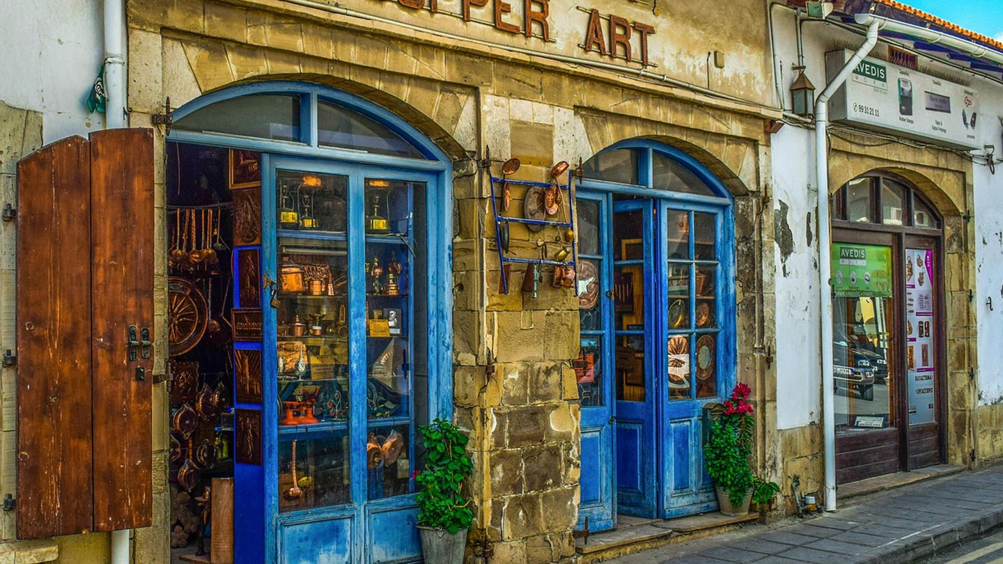 En mysig shoppinggata i Gamla stan, Larnaca, med färgglada butiker och traditionella detaljer.