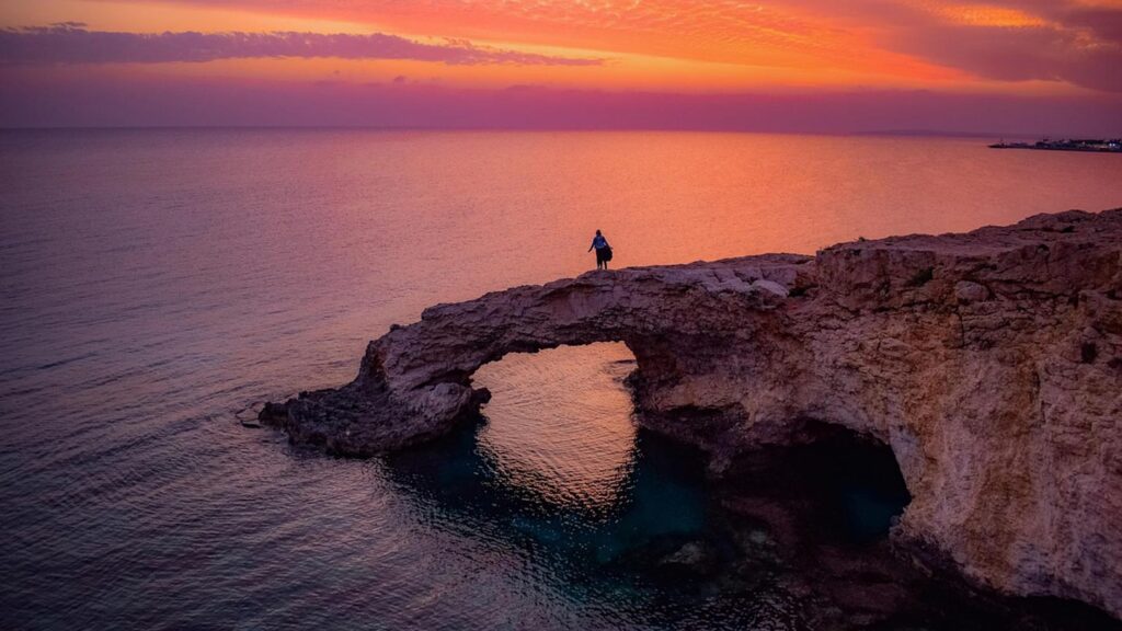 En majestätisk solnedgång vid Lovers Bridge i Ayia Napa, Cypern.