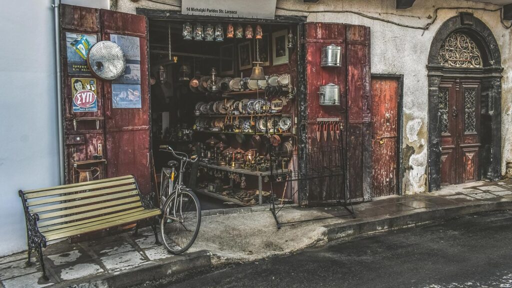 En gammal butik i Larnaca, Cypern, med souvenirer och retroföremål.