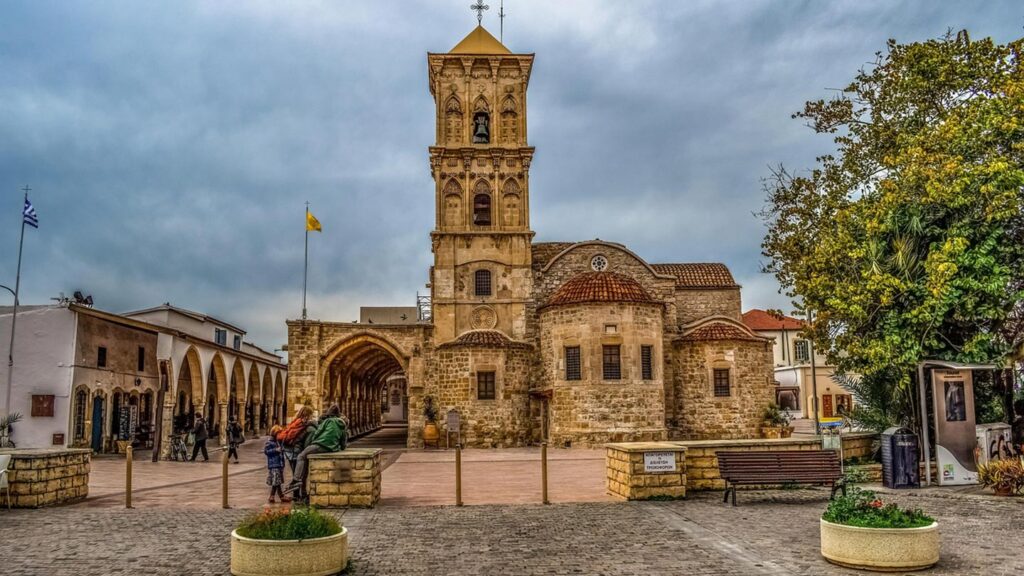 St. Lazaruskyrkan i Larnaca, Cypern, med en historisk arkitektur och omgivande torg.