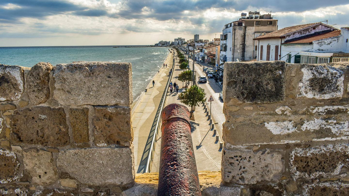 Utsikt från slottet i Larnaca, med stranden och staden i bakgrunden.