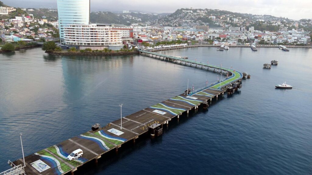 En vy över hamnen i Martinique med båtar och byggnader i bakgrunden.