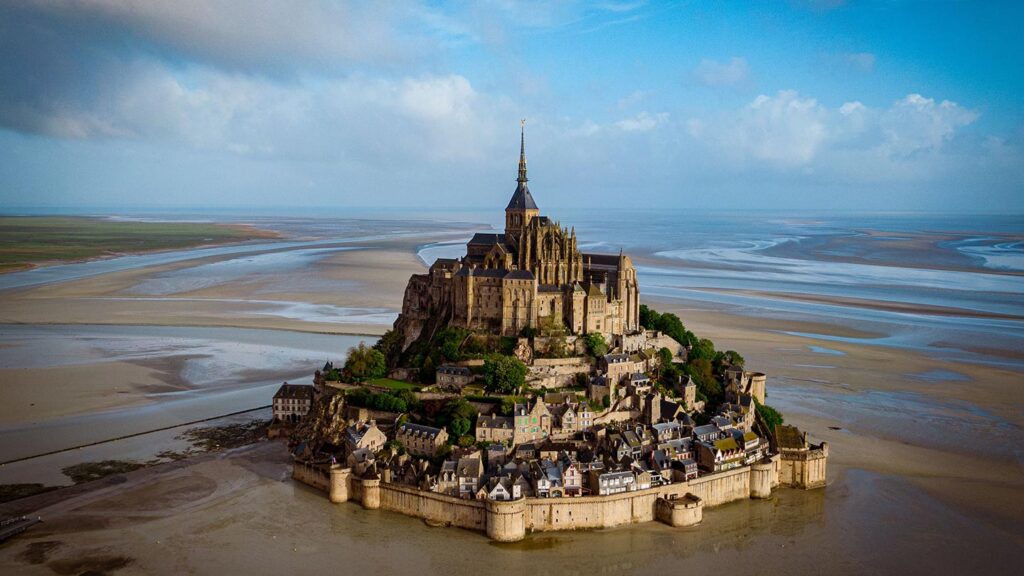 Mont Saint Michel i Normandie, Frankrike, med imponerande arkitektur och vacker kustlinje.