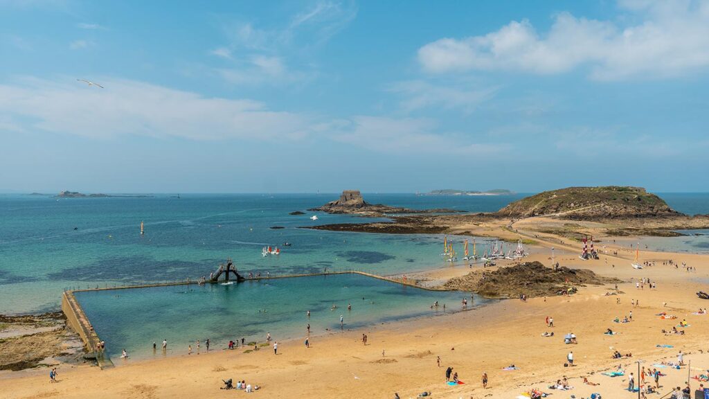 En naturlig pool vid Plage de Bon Secours i Saint Malo, Bretagne. Soligt och livligt.
