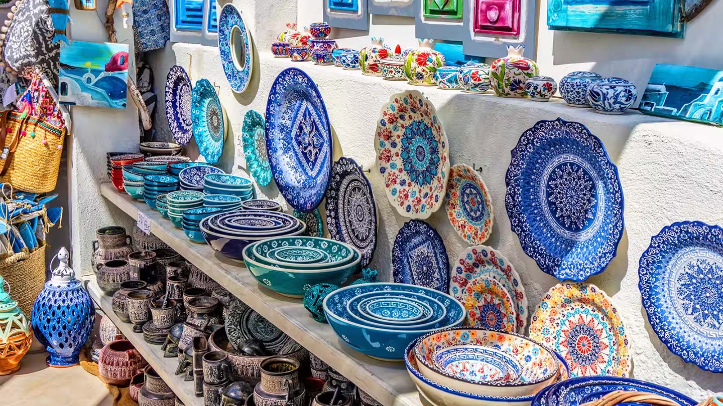 Färgglad grekisk keramik och tallrikar i en butik i Santorini.