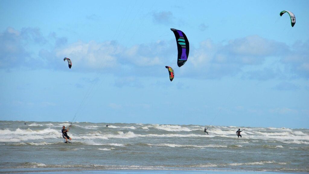 Kiteboardåkare surfar på vågorna vid Stella Beach, Cucq, Frankrike.