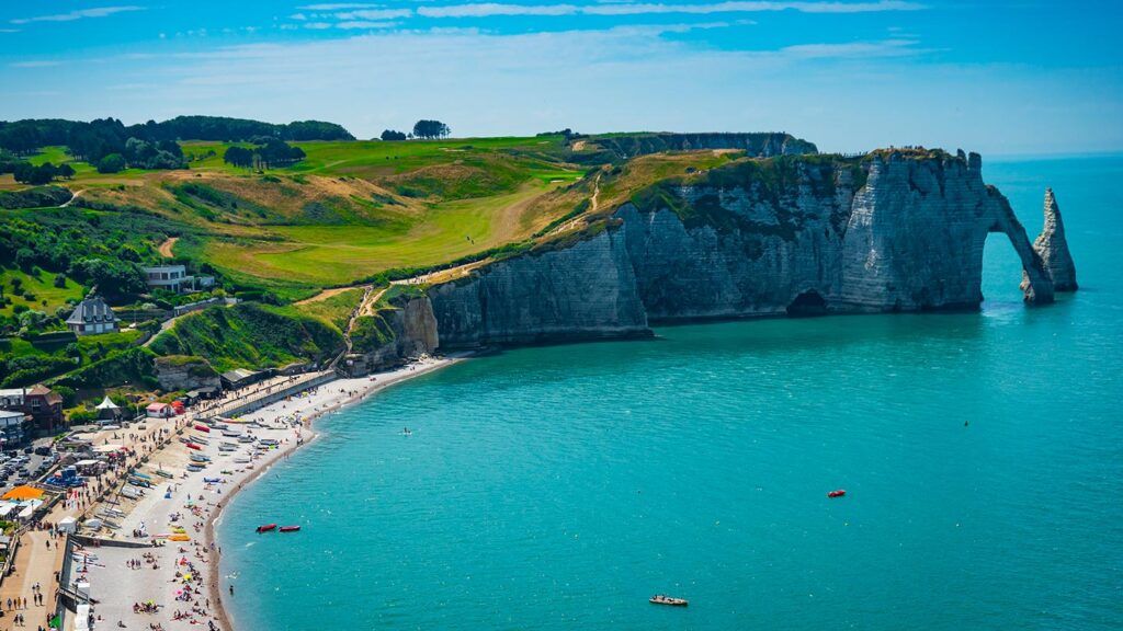 Vackra klippor vid Aval d'Étretat, Normandie, med en strålande blå himmel.