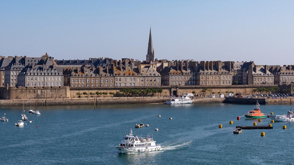 Saint Malo i Bretagne, Frankrike, med båtar i hamnen och historiska byggnader.