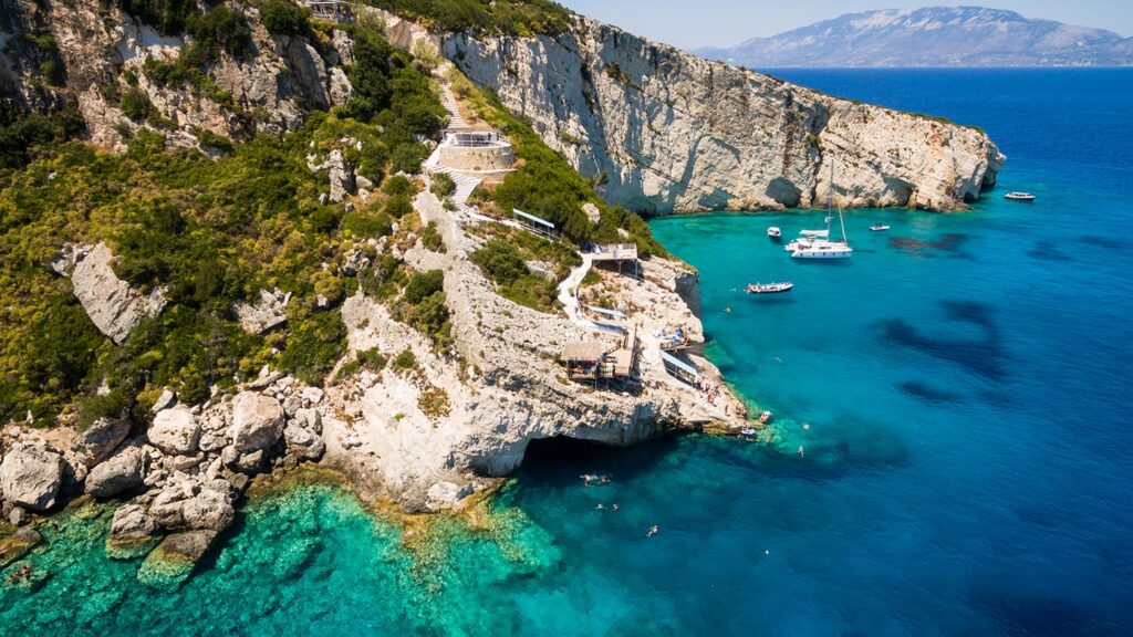 Fantastisk vy över Agios Nikolaos och de blå grottorna i Zakynthos. Klarblått vatten!
