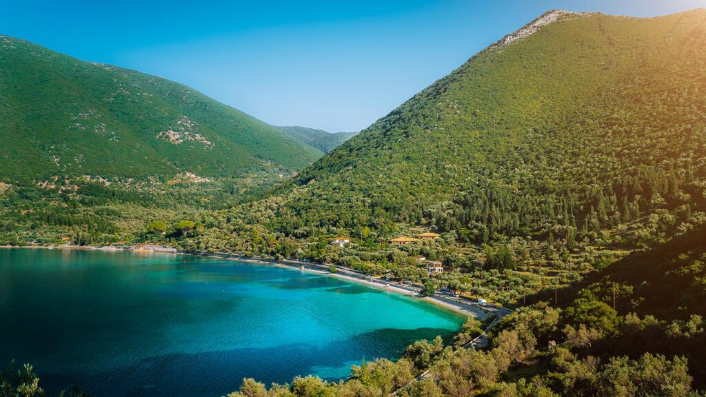 Antisamos strand på Kefalonia, med gröna berg och klart blått vatten.