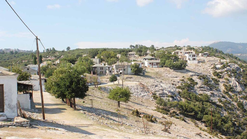 Bergsbyn Kastro på ön Thassos, med hus som klänger på bergssluttningen.