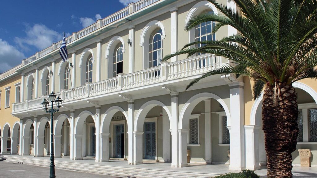 Bysantiska museet i Zakynthos med arkitektur och palmer i fokus.