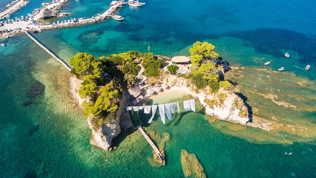 En vacker vy över Cameo Island i Zakynthos, Grekland, med klart blått vatten.
