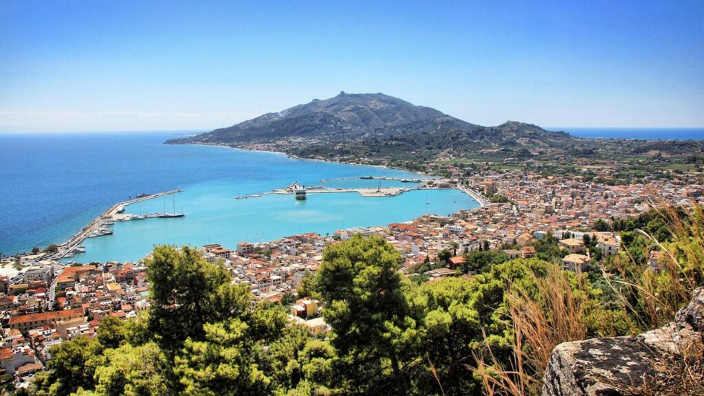 En vacker vy över Chora, huvudstaden på Zakynthos, med hav och berg.
